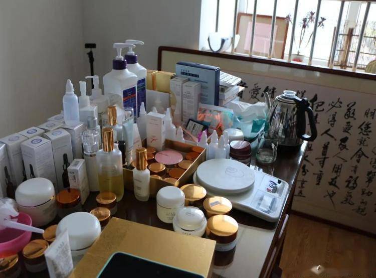 奎文區(qū):直播間銷售自行配制化妝品,查_產品_的生產_質檢