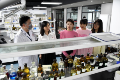 益陽(yáng)舉行2021年化妝品安全科普宣傳周公眾開放日活動(dòng)